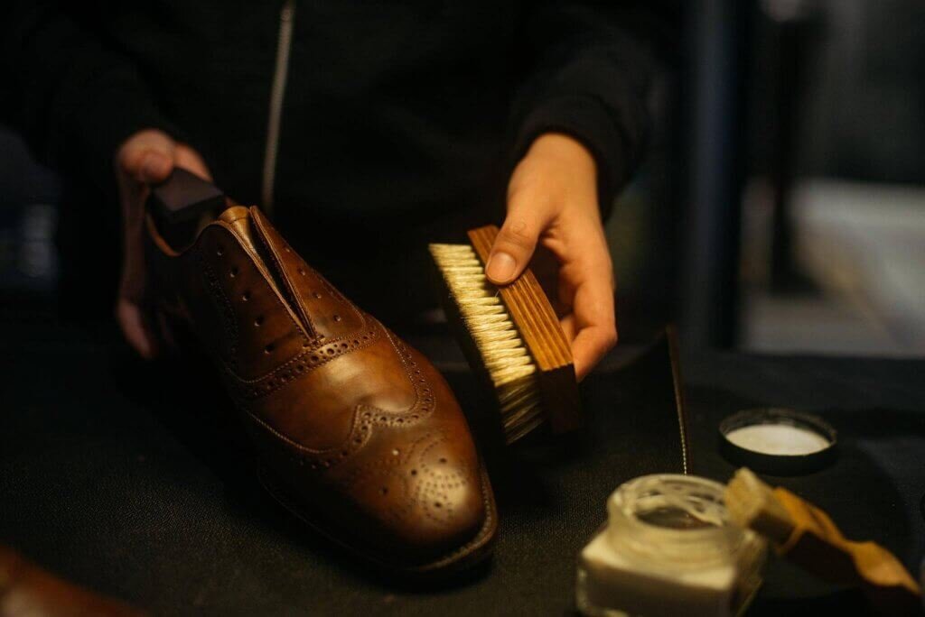 Обувь от соли. Реагенты на обуви. Пятна на кожаной обуви. На кожаной обуви остались бугры от соли. Ботинки декабристов.