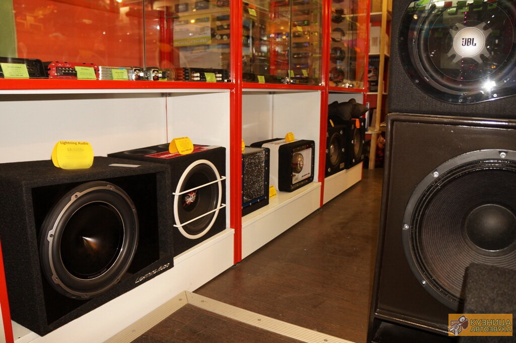 Сабвуферами был забит магазин по низу витрин.
