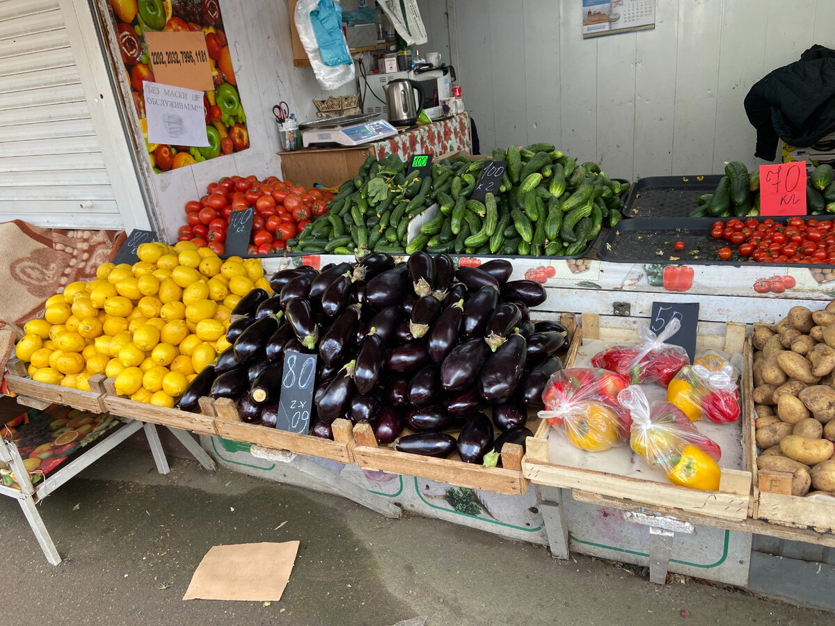 Лимоны от 70 до 150 рублей за кг. Самые дорогие это с тонкой кожицей