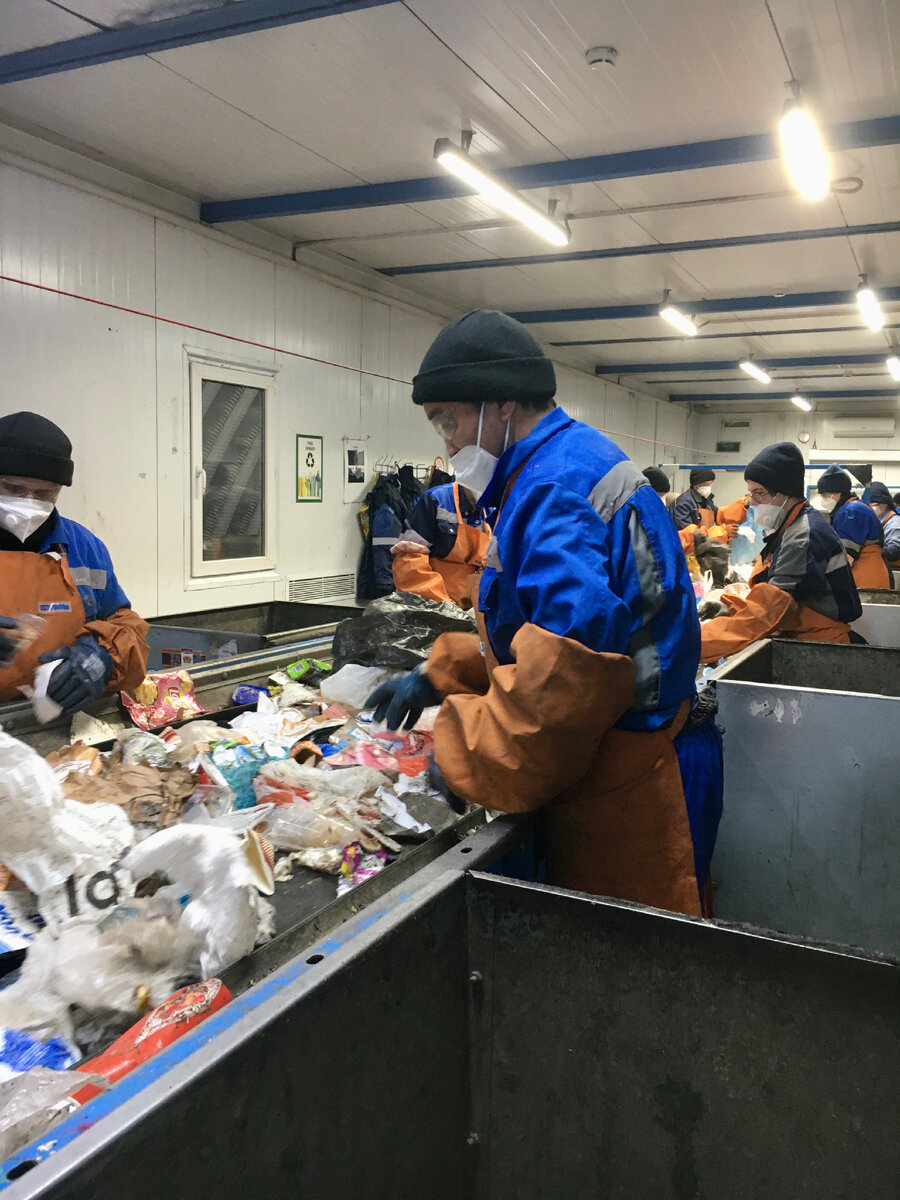 Работники сортируют мусор