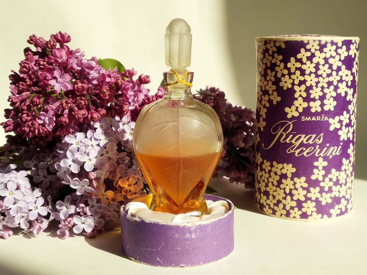 Духи «Рижская сирень» завод  Дзинтарс. Материал взят из свободного источника.