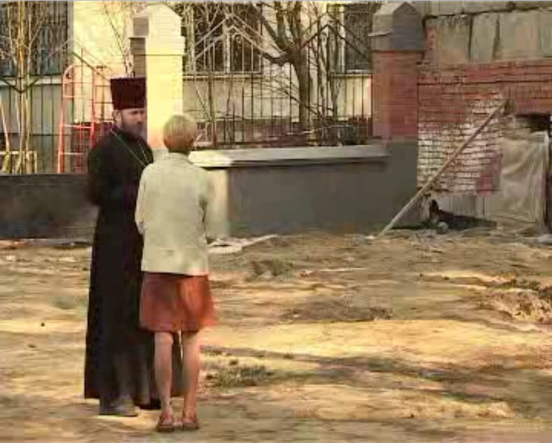 Настоятель свящ. Андрей Козорезов у строящегося здания; апрель 2004 года.