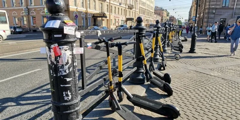 Скорость прокатным самокатам порезали, места парковки определили, а вот статус участника движения не определили