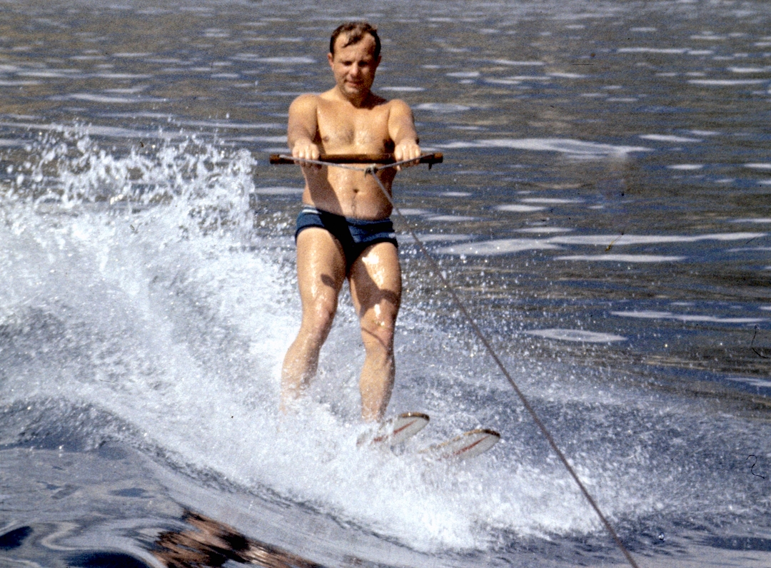 Летчик-космонавт СССР Юрий Гагарин катается на водных лыжах во время отдыха в Крыму (1961 год)