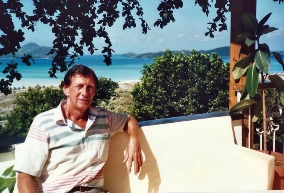 Новый Робинзон выглядит вполне счастливым