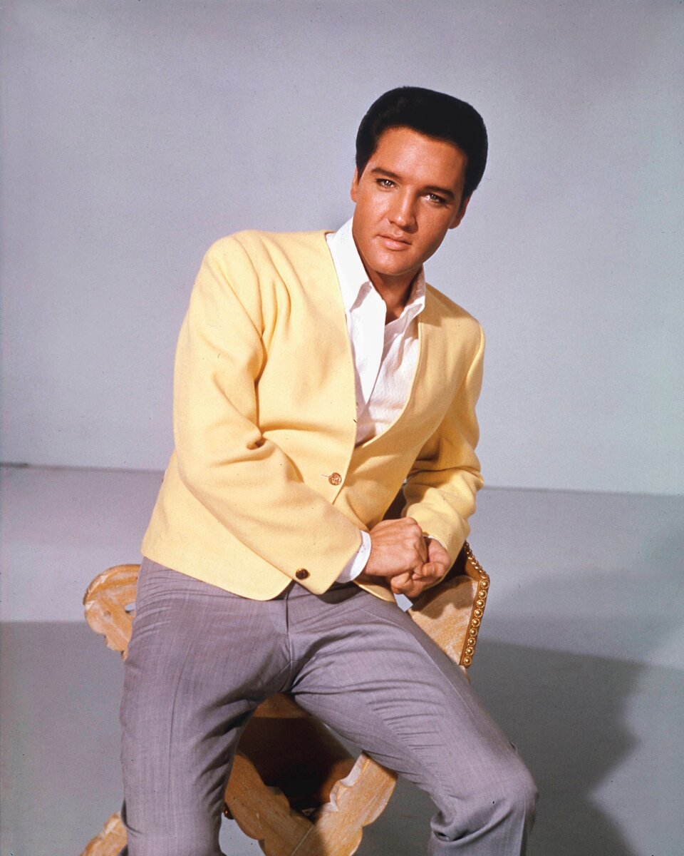 Элвис Пресли в 1965 году в белой рубашке и водолазке, желтом пиджаке и прямыми брюках от Lansky Bros