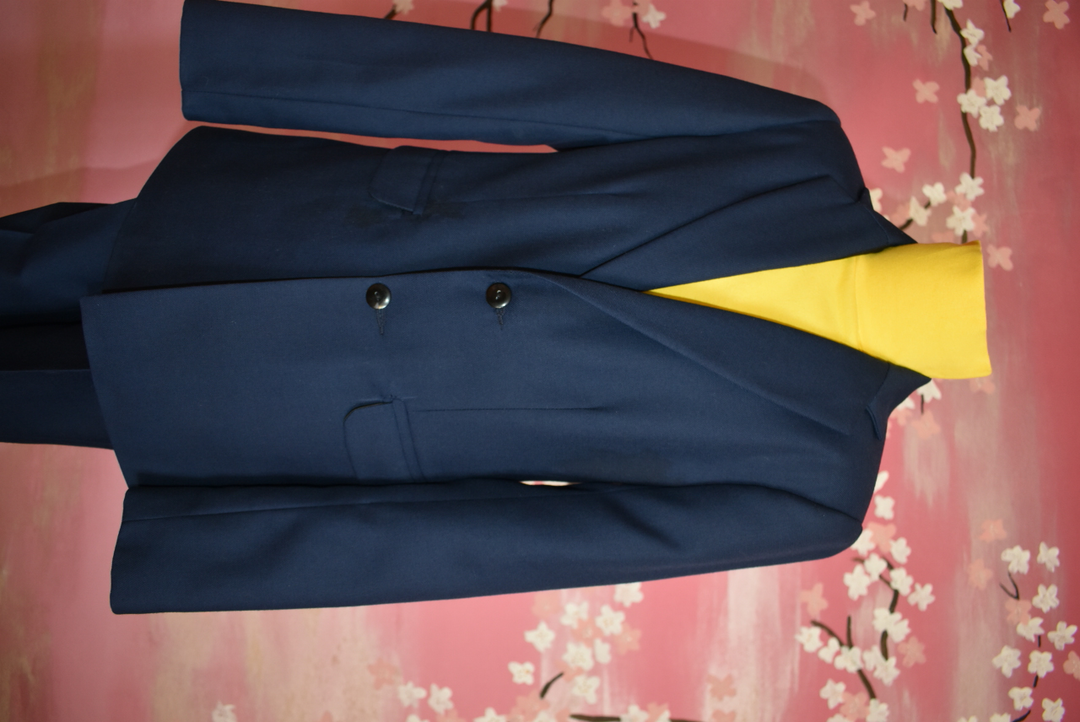 Костюм на манекене другого размера.