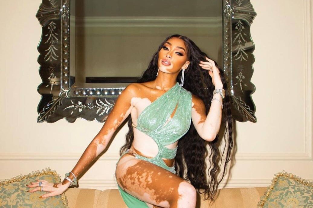     Винни Харлоу примерила самое модное платье, которое показывало куда больше, чем скрывало