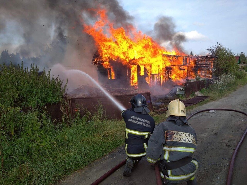     У дома обрушилась крыша. Фото: vk.com/murman01