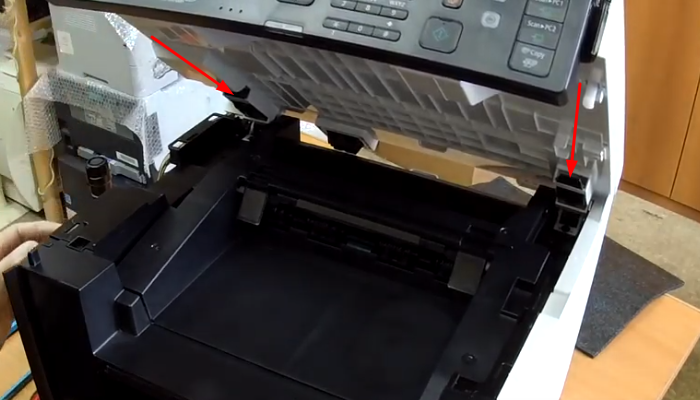 Фото 28. Поддеваем фиксатор справа