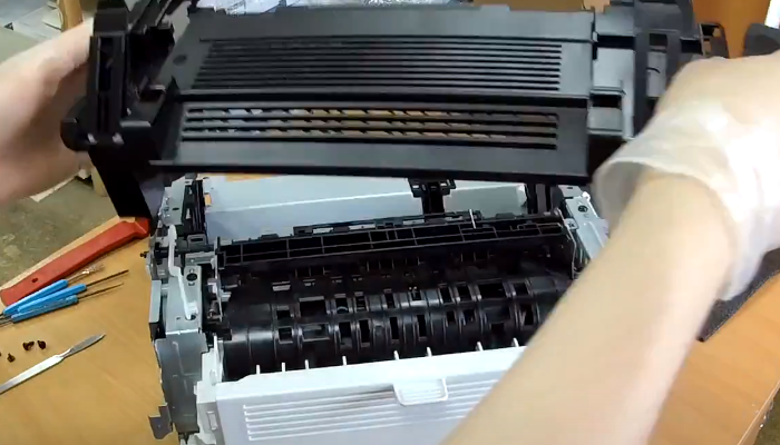 Фото 61. Выкручиваем указанные винты