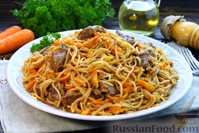 Макароны со сливками, сыром и луком на сковороде