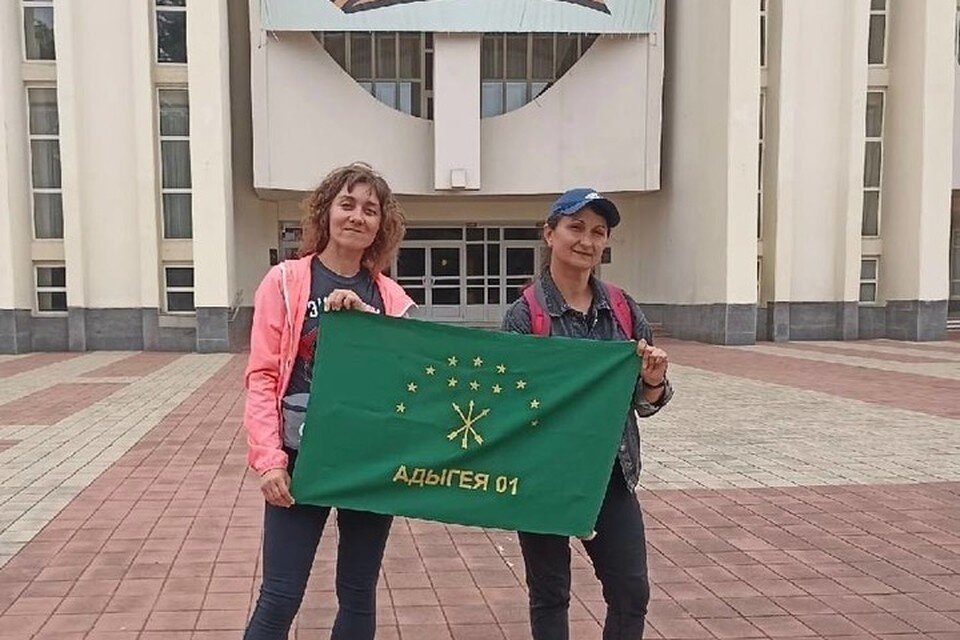     Елена Зезюкина и Оксана Киракосян сделали оригинальное поздравление в честь юбилея республики. Фото: https://t.me/muratkumpilov