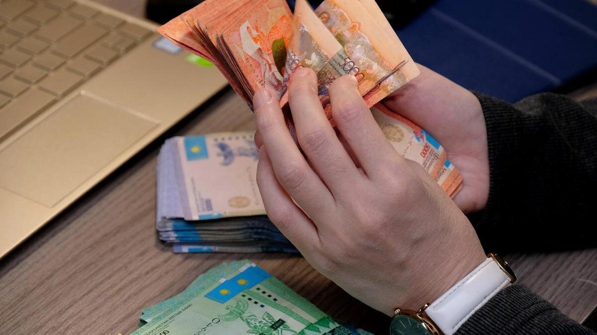    Мужчина считает деньги NUR.KZ / Владимир Третьяков