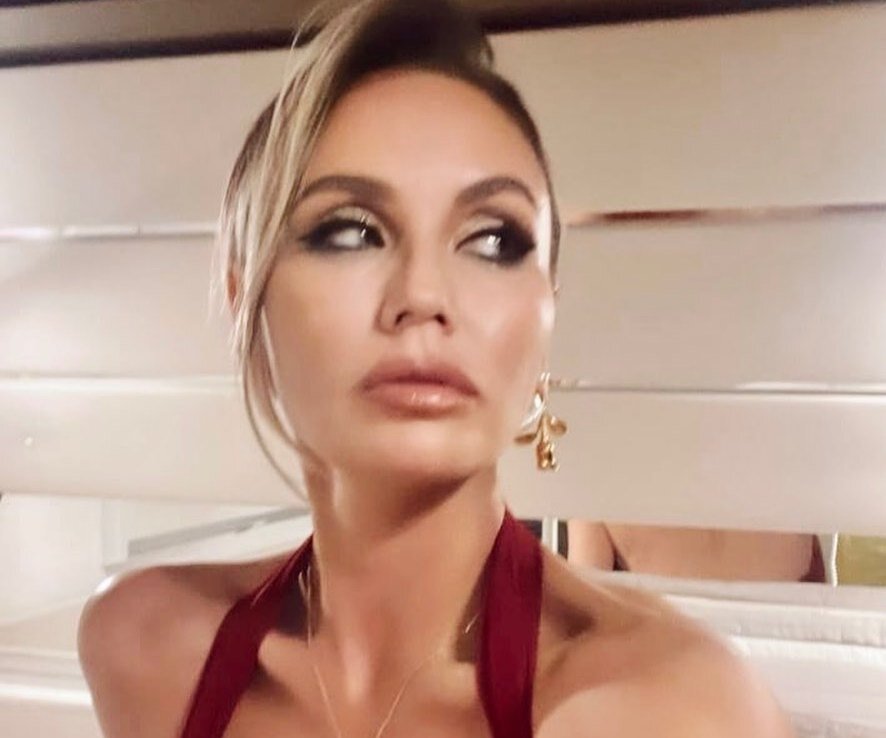     «Мурашки по коже»: Ляйсан Утяшева зажала грудь тесным корсетом