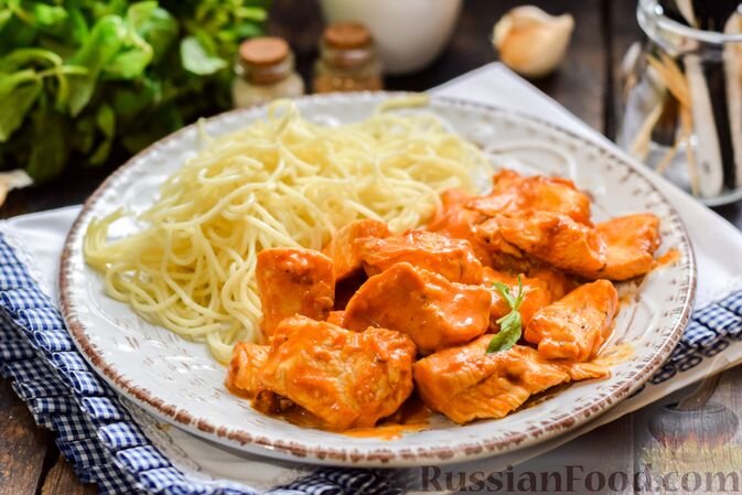 куриное филе, помидоры, кетчуп, майонез, чеснок, паприка молотая, приправа для курицы, соль, перец чёрный молотый