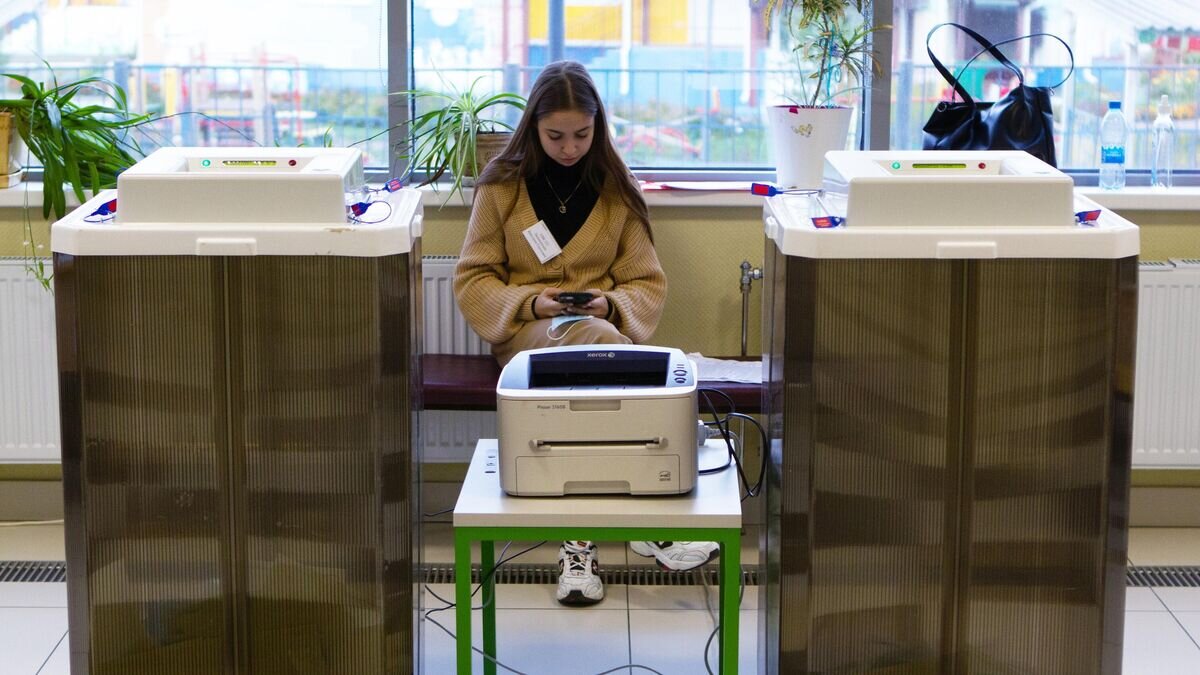    Член избирательной комиссии на одном из избирательных участков в Томске, где проходят выборы губернатора региона© РИА Новости / Яков Андреев