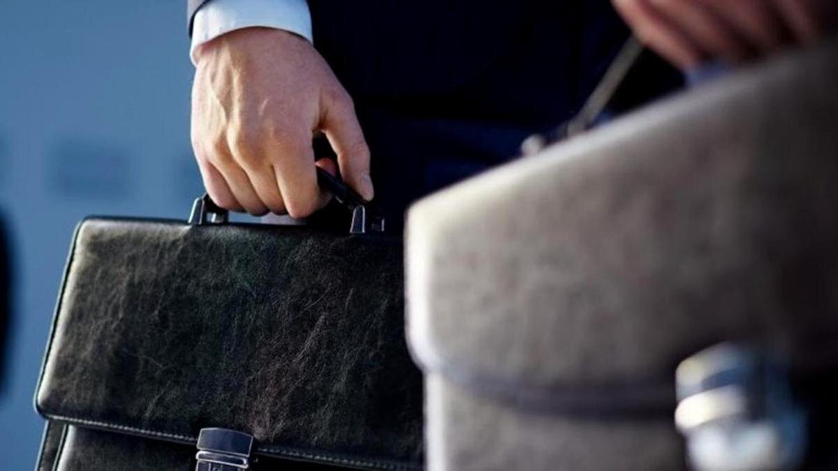    Мужчина держит портфель в руках:pixabay.com