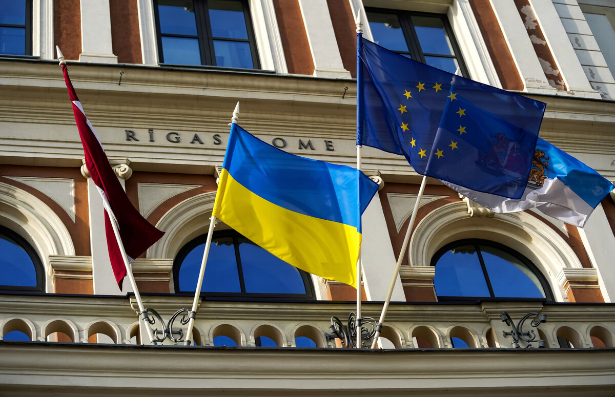 На здании Рижской думы повесили украинский флаг / Sputnik