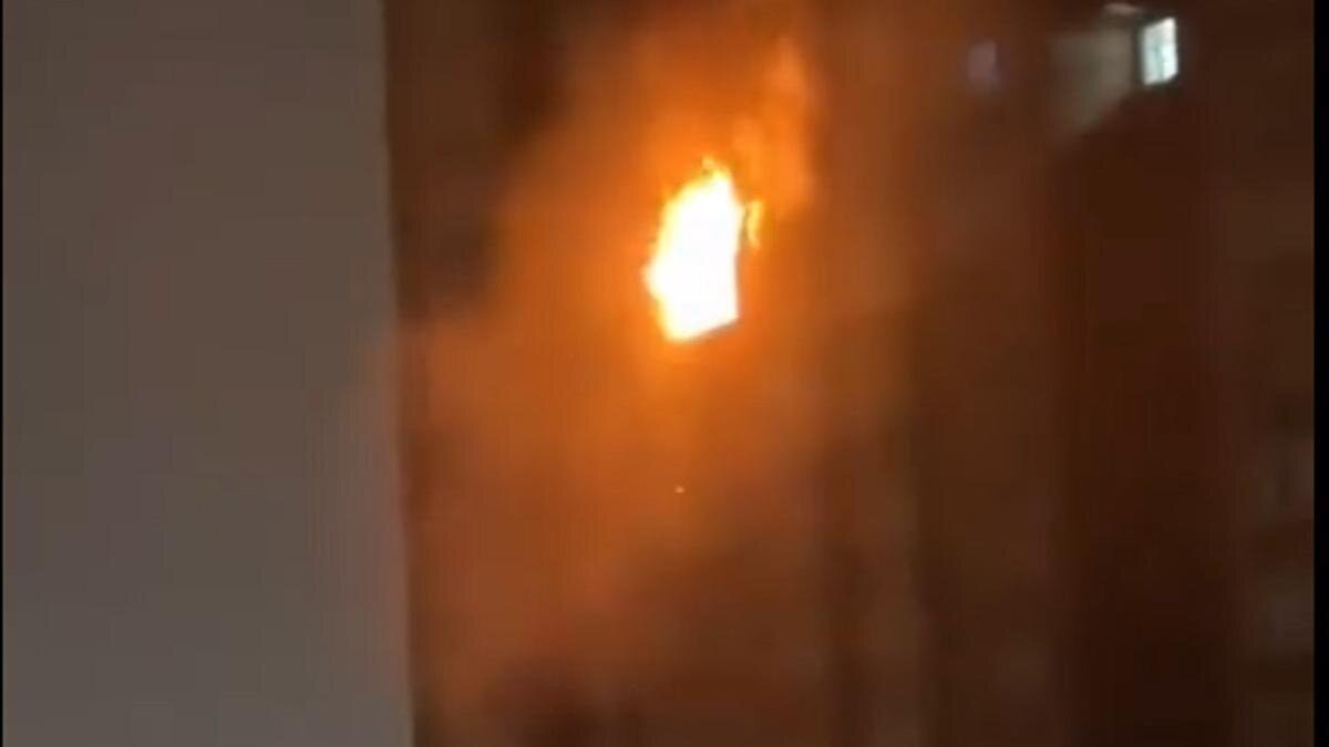    Пожар в здании Китая:twitter.com/Uyghurtimescn