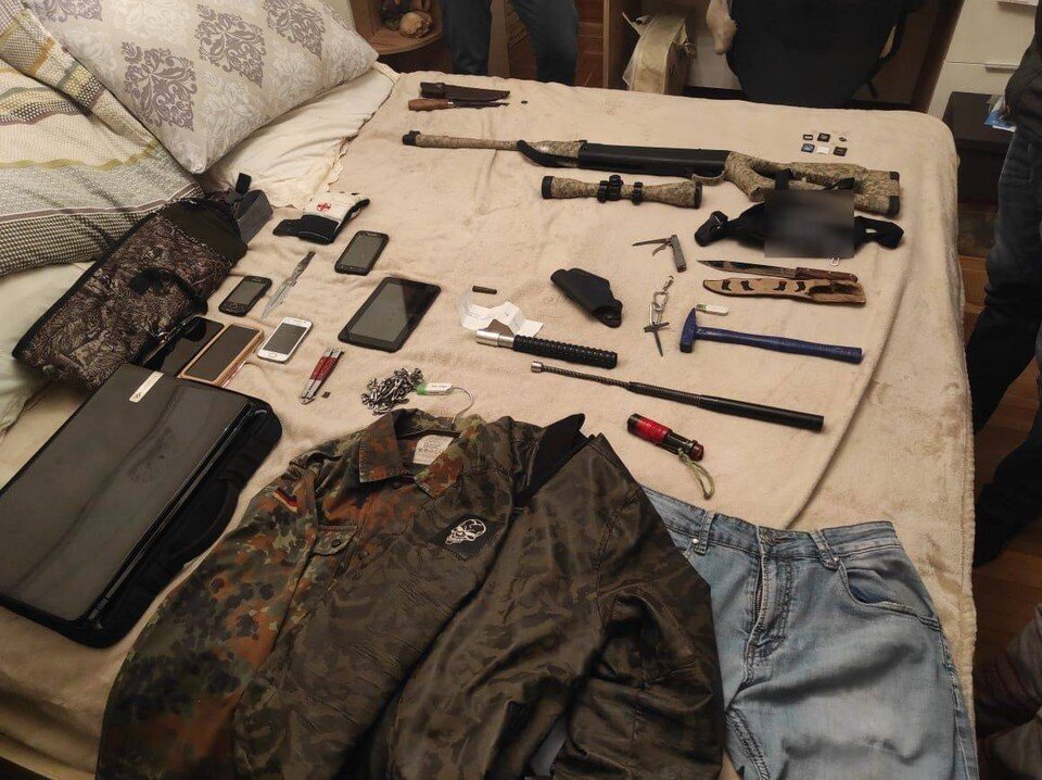     При обысках в квартире злоумышленников нашли оружие Фото: источник издания