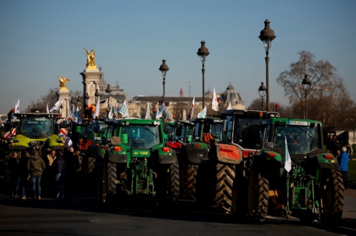   Фермеры в рамках акции протеста вывели сотни тракторов на дороги Парижа