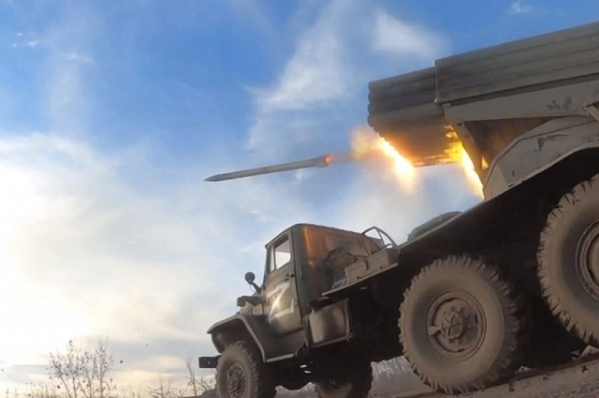    Российские военные показали попадание целого пакета РСЗО по позициям ВСУ