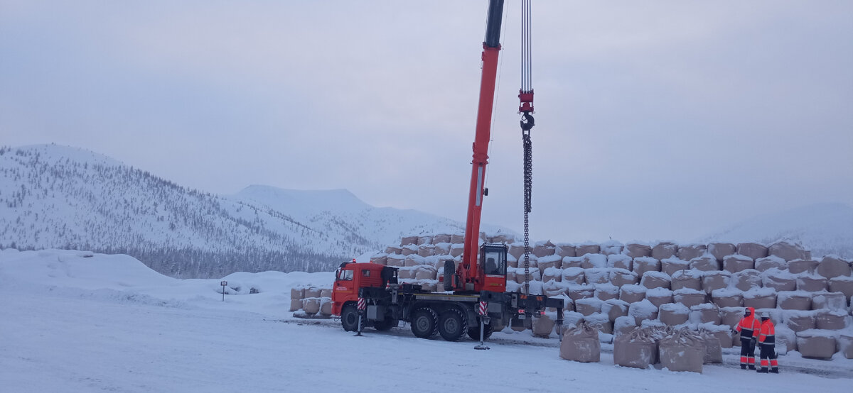 Фото: работа автокрана склад ТМЦ