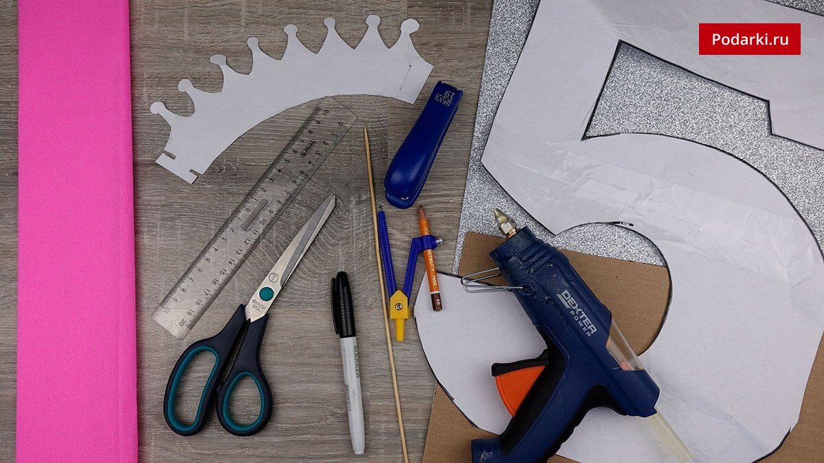 Необходимые материалы запросто найдёте в любом магазине для хобби или в канцелярском.  
