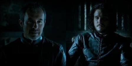 У молодого лорда-командующего с его королем больше общего, чем оба готовы признать. Станнис всегда жил в тени своего старшего брата, бастард Джон Сноу — в тени законного отпрыска, павшего героя по прозванию Молодой Волк. Оба они, недоверчивые и подозрительные от природы, поклоняются лишь двум богам: чести и долгу