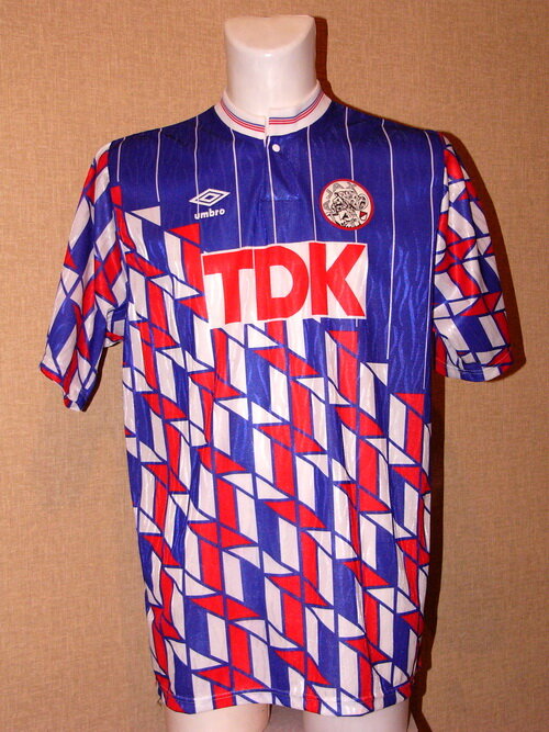 Конец 80-х – начало 90-х – тяжелое время для футбольной формы. Дизайнеры развлекались, как могли, и даже великий и ужасный амстердамский «Аякс» не спасся от их жестокого креатива, получив в качестве выездной формы в сезоне 1989/90 вот это аляповатое чудо.