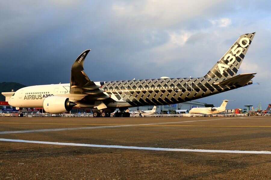 Уже поставляемый заказчикам Airbus A350-900 сможет получить новую разработку в качестве дополнительно устанавливаемой опции. Разумеется, производитель планирует продать её всем пользователям.
На снимке A350-941 во время промо-тура в аэропорту Чжухай Цзиньван (ZUH) на юге Китая