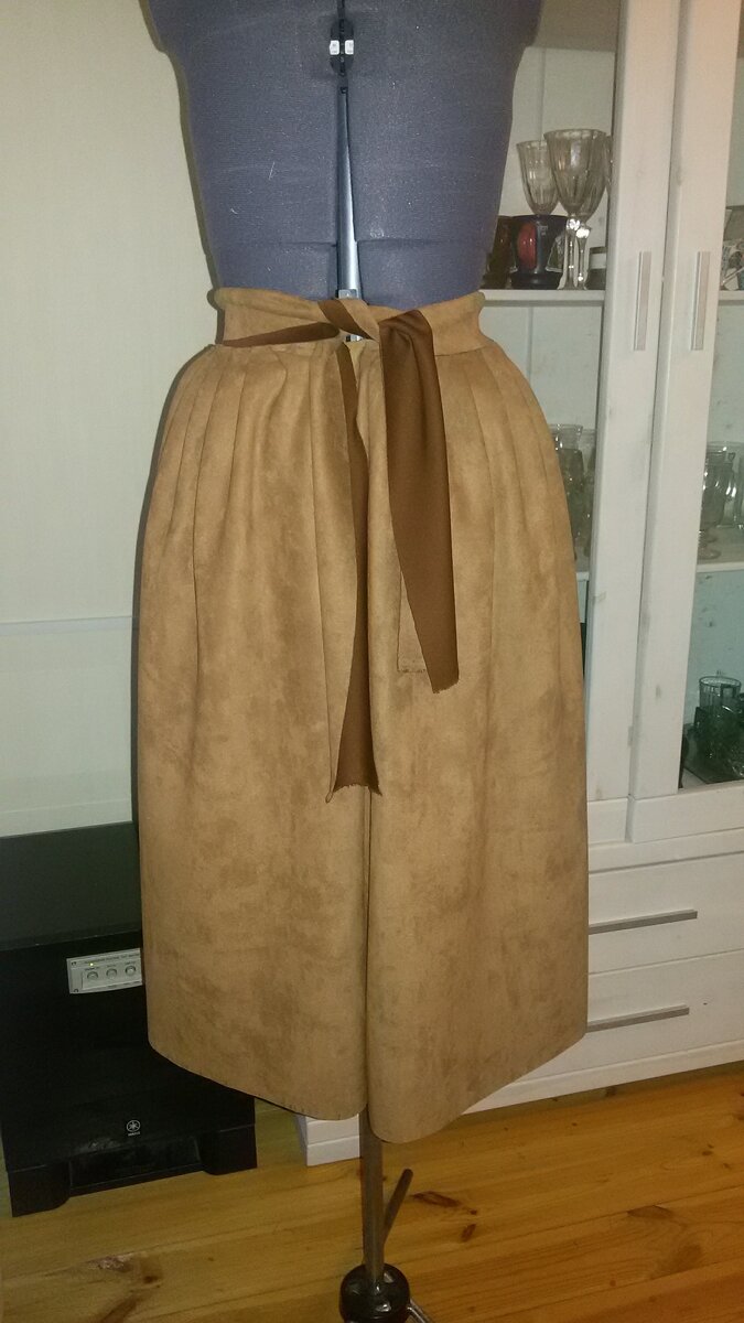 Складочками выпуклость под ягодицы и бедра наколол и юбка почти готова