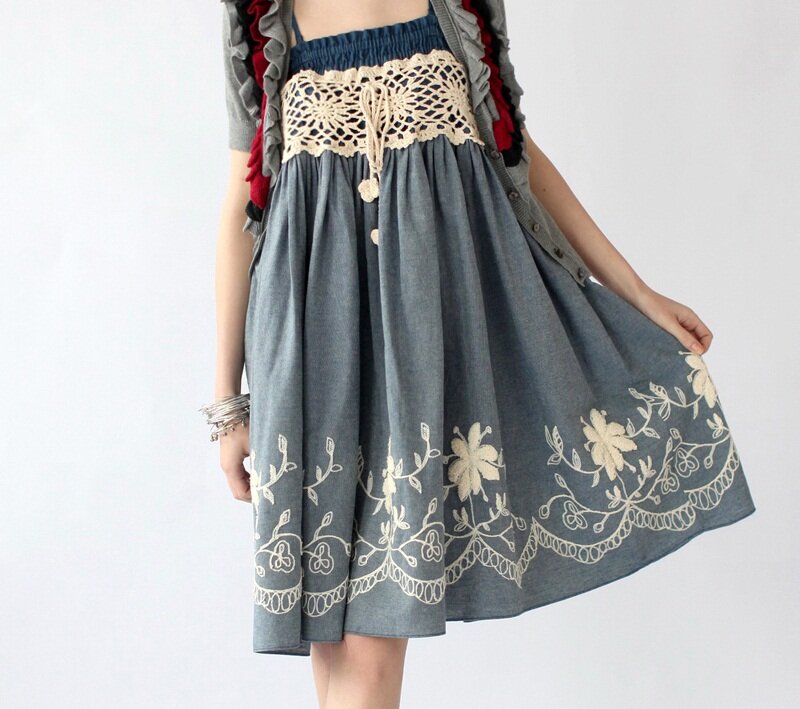 Платье с цветами по низу юбки
