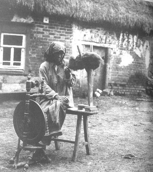 Крестьянка за самопрялкой. Тульская губ., Богородицкий у. с. Ивлево. 1902 
