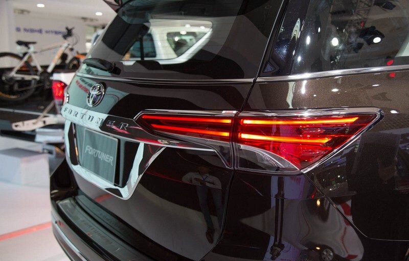 
По заявлению менеджеров компании, кузов Toyota Fortuner 2018 модельного года не будет окрашен в кричащие цвета, так как автомобиль в этом не нуждается. Простота гениального исполнения в сочетании с белым, черным, серебристо-серым, синим или темно-коричневым цветом будет вызывать бурю положительных эмоций как любителей езды в городе, так и поклонников бездорожья. Колесные диски радиусом в 17 и 18 дюймов придадут внедорожнику черты интеллигентности или брутальной грациозности.