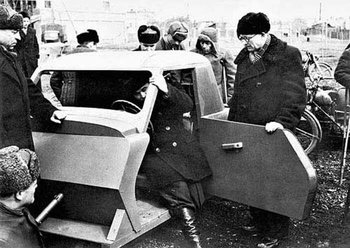 
ГАЗ-М18 (сначала в индексе машины по старой памяти оставалась буква М — от "Завод им. Молотова") получил закрытый цельнометаллический кузов, стилистически напоминающий полноценный автомобиль. Конструкторы не пошли на применение слабеньких мотоциклетных моторов. Кстати, и по техзаданию мощность должна была составлять около 10 л. с. Горьковчане "разрезали" пополам "москвичовский" двигатель, получив двухцилиндровый, но вполне работоспособный, достаточно мощный и надежный агрегат. Его установили сзади