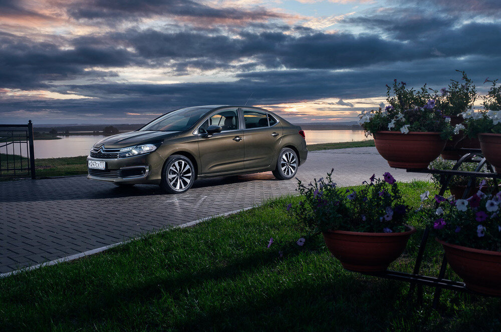   Основную  ставку французы делают на атмосферный двигатель 1.6, на который должны  прийтись 69% продаж. Турбомотор 1.6 должны выбрать 23% клиентов, а  дизель – жалкие 8%. Забегая вперёд, замечу, что именно дизельный седан  понравился мне больше всего.  