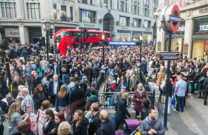   Толпа перед входом на станцию Oxford Circus