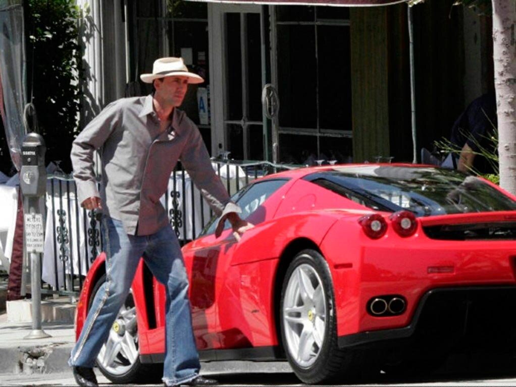 Машины знаменитостей. Nicolas Cage Ferrari. Ferrari Enzo Николаса Кейджа. Николас Кейдж в машине. Автопарк Николаса Кейджа.