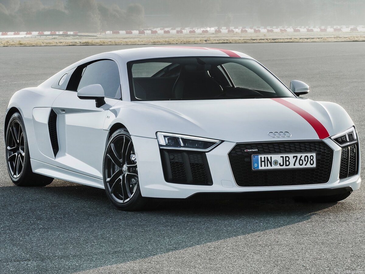 Audi R8: достигает скорости до 205 миль в час.