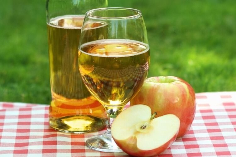 Для приготовления используются свежие кисло-сладкие яблоки сорта антоновка или грушовка. Оптимальный уровень сахара в яблочном соке предполагает смешивание различных сортов фрукта, что позволит получить не слишком сладкий или чрезмерно кислый сок. 
 
 