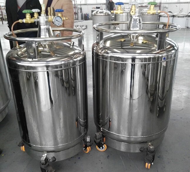 Хранится жидкий азот в специальных резервуарах, которые по сути являются негерметичными термосами. Если ёмкость с жидким азотом будет герметично закрыта, то её разорвёт давлением, испаряемого газообразного азота.