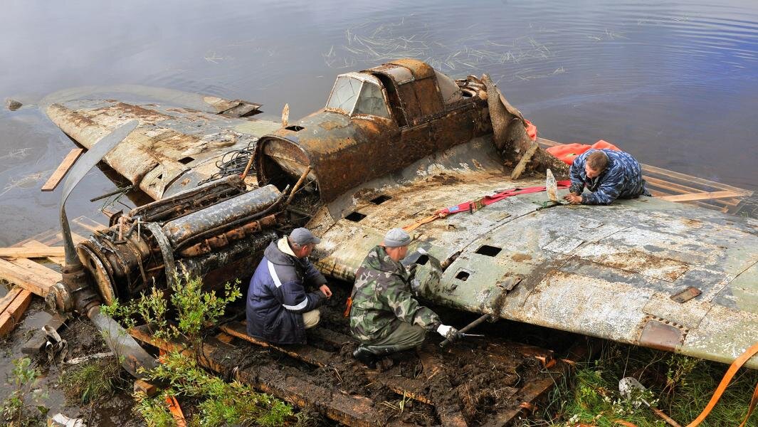 Штурмовик Ил-2 поднят со дна озера в Мурманской области. Фото: ТАСС/Федосеев Лев