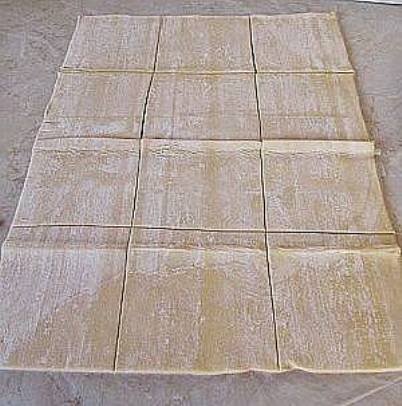 Шаг 1 Тесто размораживаем и режем на 12 квадратов .