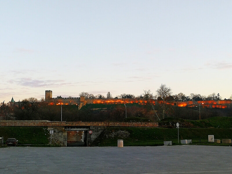 Начало Место, «откуда есмь пошел Белград». Белградская крепость расположена на 125-метровом холме у слияния Савы и Дуная.  В хорошую погоду из крепости открывается неплохой вид на город.