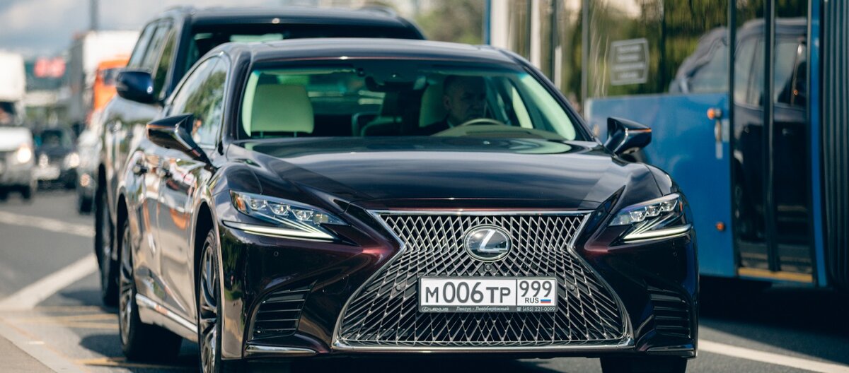 Флагманский внедорожник Lexus LX и новый флагманский седан Lexus LS стали персонажами фильма режиссера Виктора Гинзбурга “Ампир V” по роману Виктора Пелевина