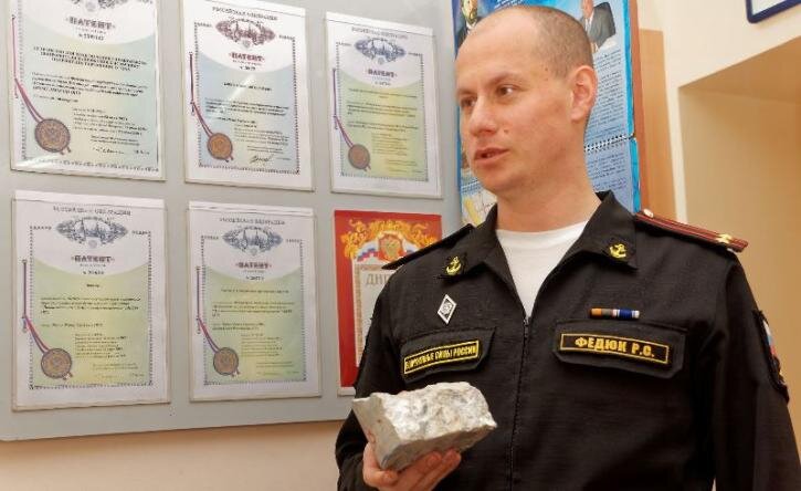 На фото: руководитель группы разработчиков, доцент Учебного военного центра (УВЦ) ДВФУ, подполковник Роман Федюк