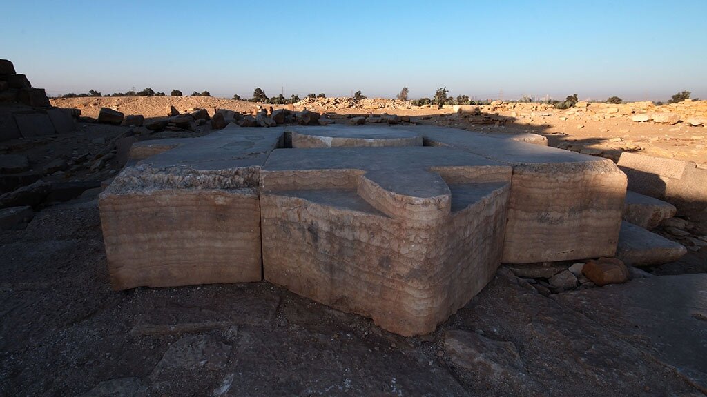 Абу-Гораб — пирамидальный храм солнечного бога Ра в древнеегипетском Мемфисе, на берегу Абусирского озера.