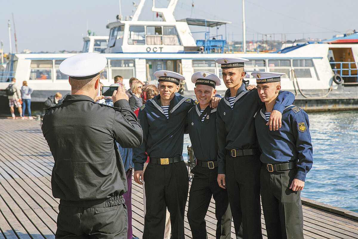 Сколько служат в морфлоте в 2023. Матросы ВМФ ЧФ. Матросы Черноморского флота Севастополь 2008. Матрос Черноморского флота 2021. Черноморский флот Севастополь моряки.